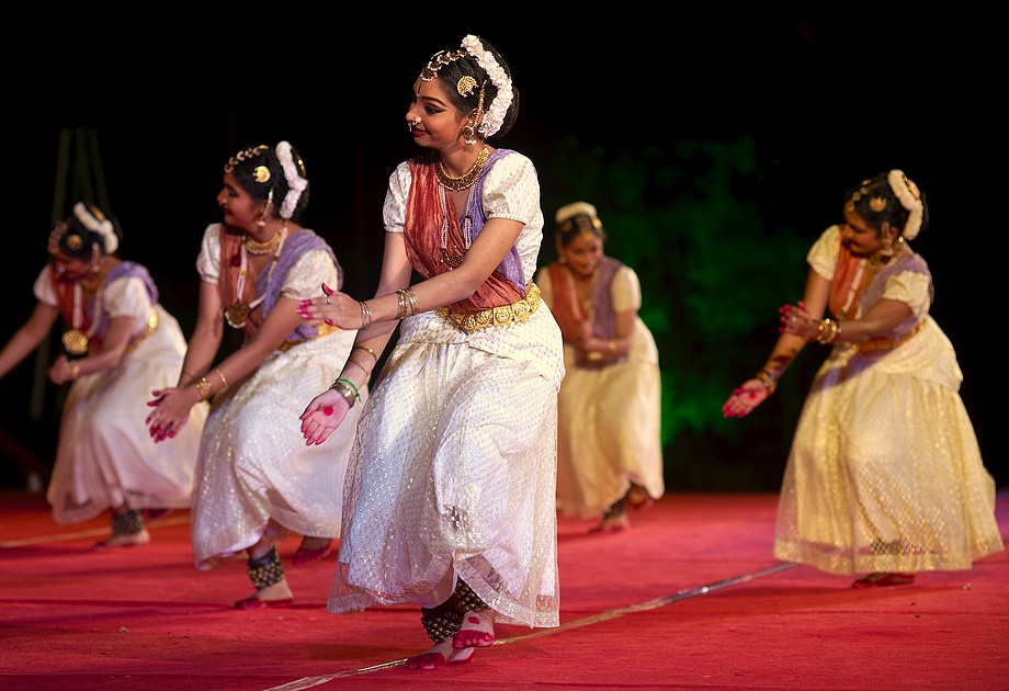 Radhika Surjit Group (Mamallapuram Dance Festival 2012 - Kathak, Odissi i Mohiniattam)
